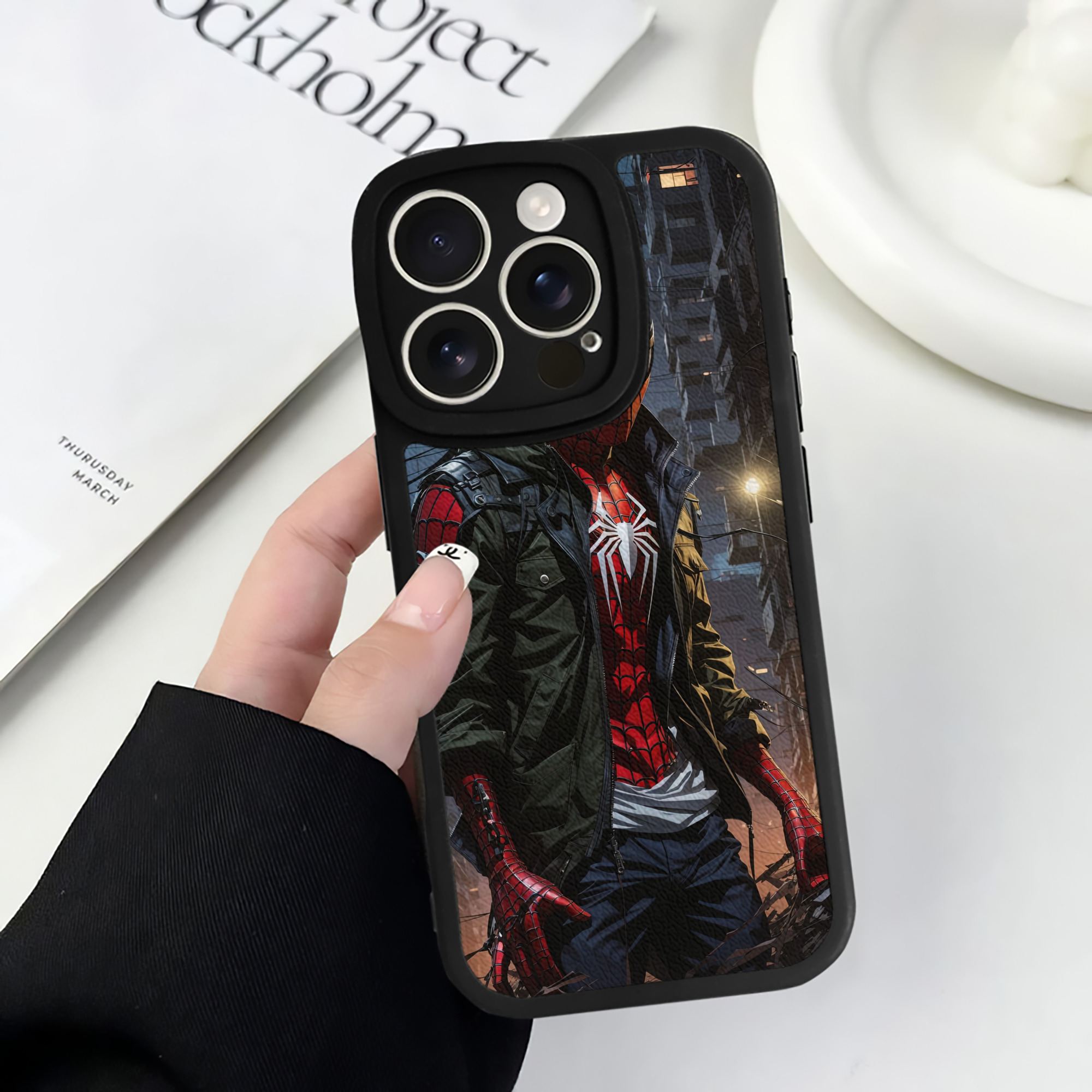 Spider Man スパイダーマン 【iPhone 16シリーズ対応】シリコンスマホケース（レザー調） 材質：シリコン